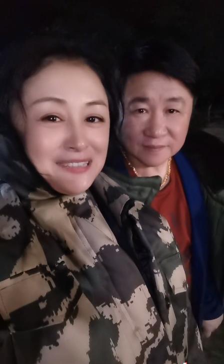乡村爱情13来了?谢大脚自曝与刘大脑袋雨中拍戏,现场阵仗大