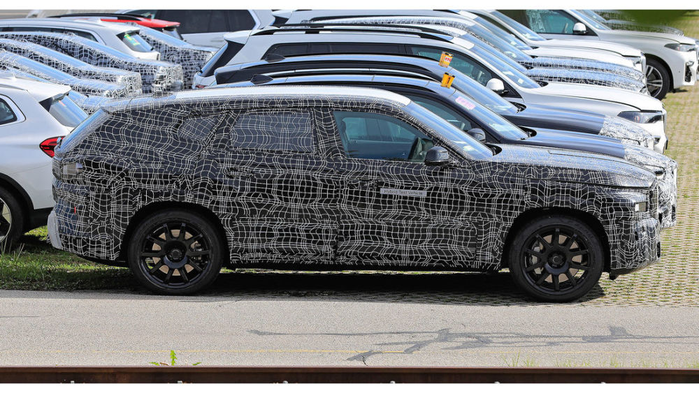 宝马x8路试谍照