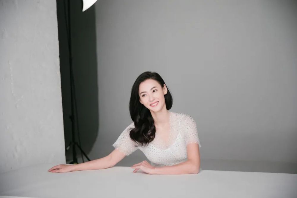 张柏芝|张柏芝这连环的爆炸消息，不值得一个热搜吗？