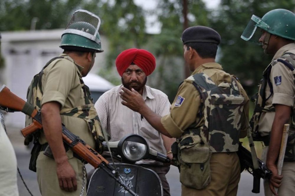 4声枪响后,一名军官躺在血泊中,印军士兵打黑枪,射杀指挥官!