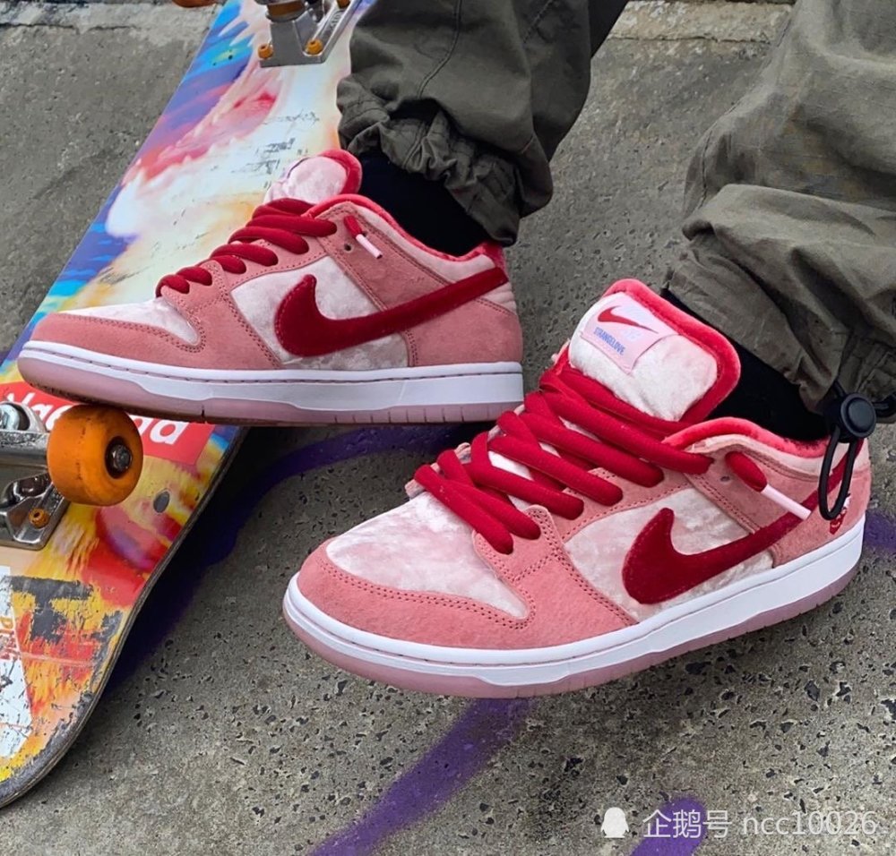 nike sb dunk low情人节 丝绒 草莓爱心