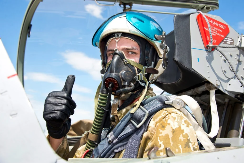 缺乏现代化的氧气面罩和头盔