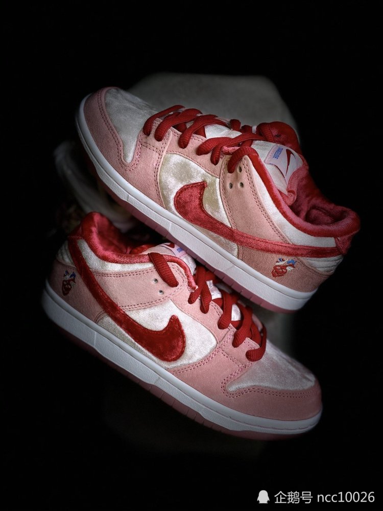 nike sb dunk low情人节 丝绒 草莓爱心