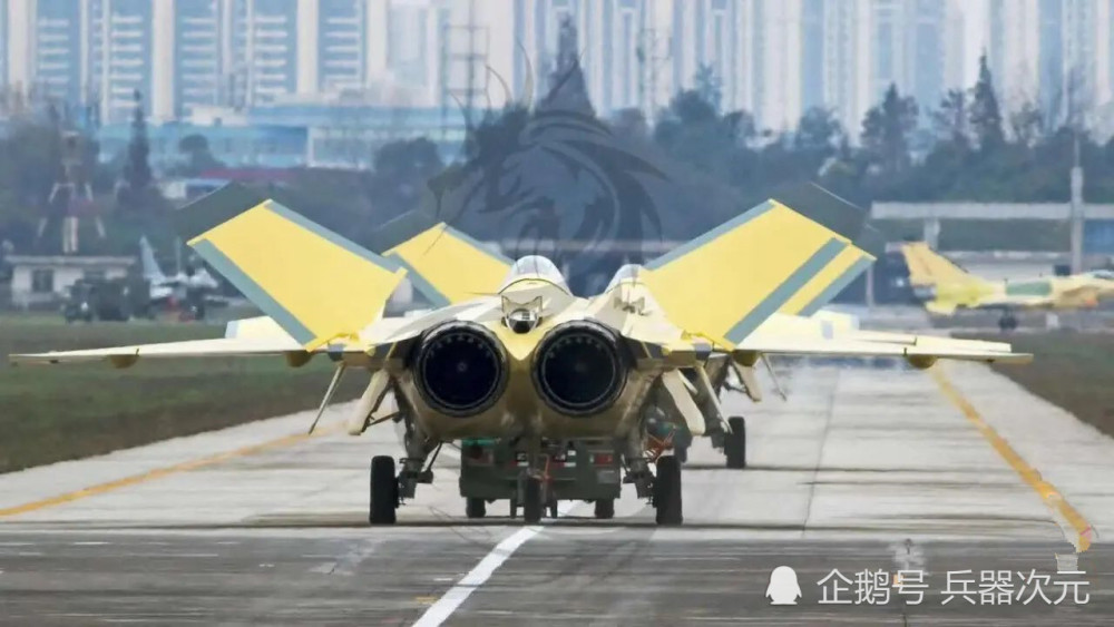 新型歼20公开后机身照片尾喷管分内外两层果然是太行发动机