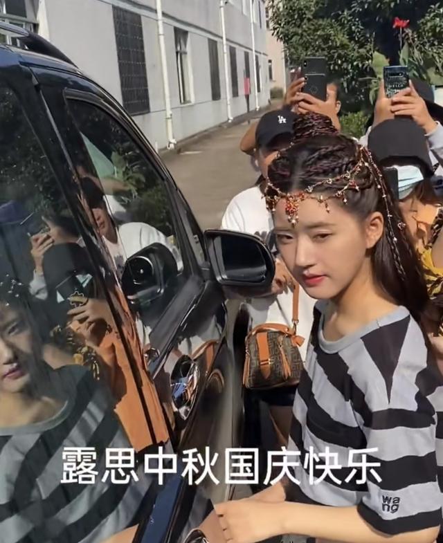 赵露思|赵露思与代拍相爱相杀，新戏造型都被曝光，太受欢迎了