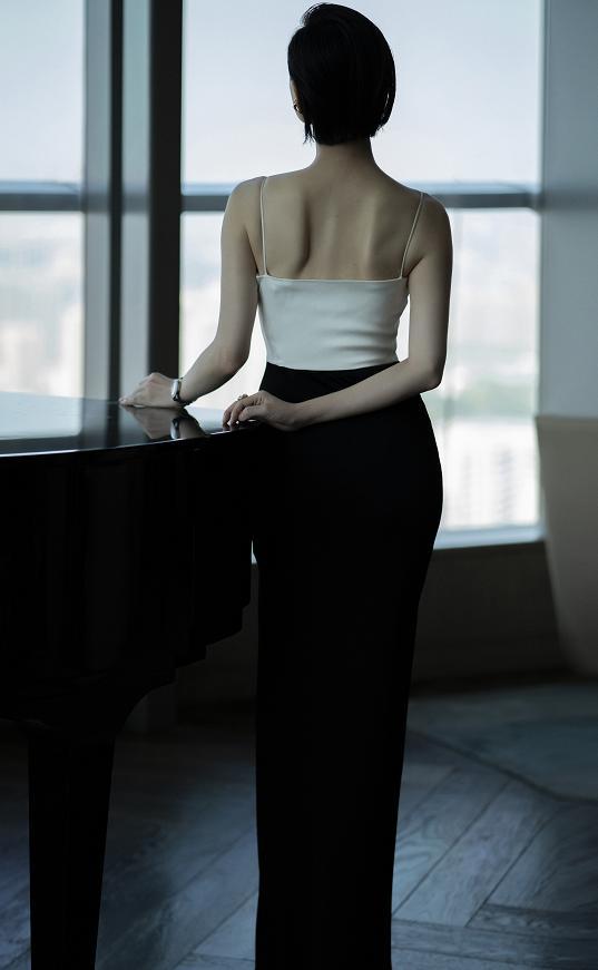 倪妮超有身材曲线!穿黑白吊带裙无不散发着女人的优雅气质