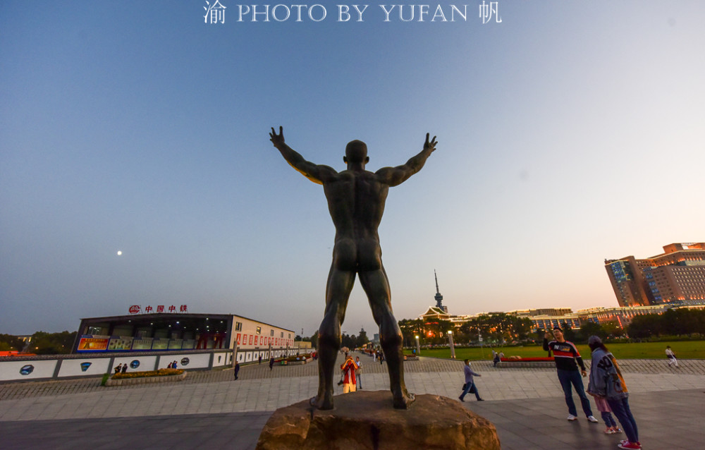 长春最大城市广场曾是伪满州国国都广场一组男性雕塑备受争议