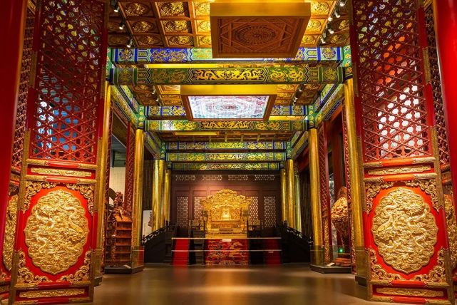 种类包罗万象,从地区到世界,很多展厅直接在馆内搭造了一个木雕古城