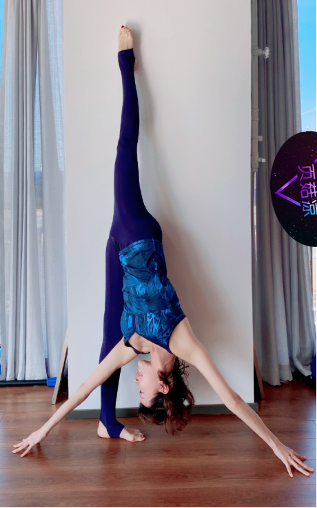 金巧巧罕晒健身照45岁挑战倒立一字马嫁富商老公被宠成公主