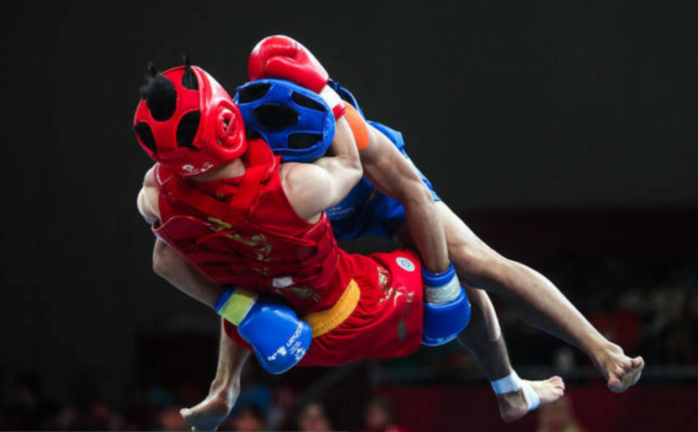 散打比赛搂抱过多怎么办?一招就能解决_腾讯新闻