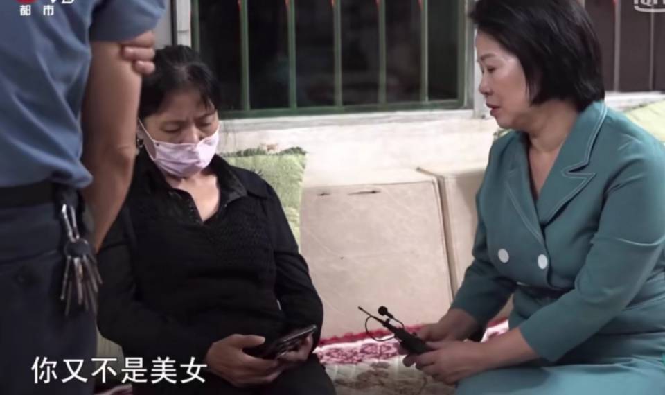 大妈在面对记者采访时说,靳东向全世界宣布了喜欢她,并给她56万买了一