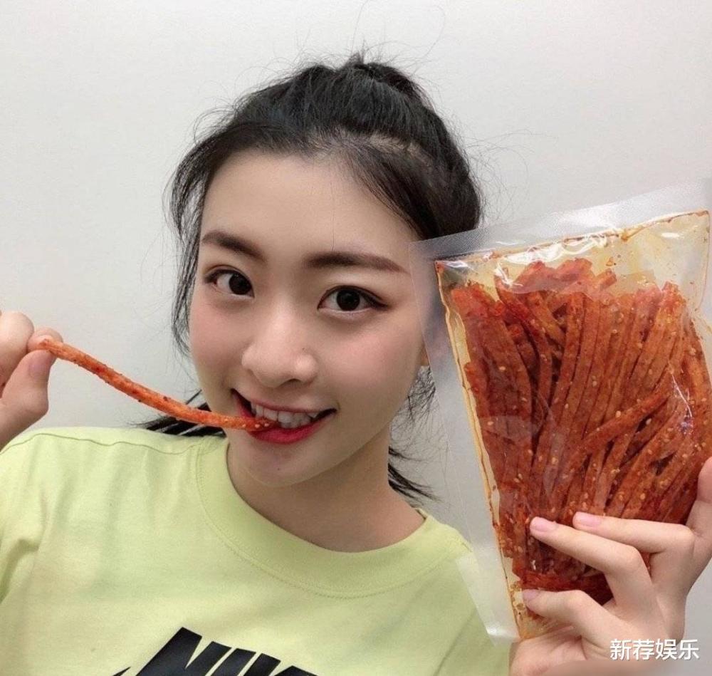 爱吃辣条的女生有多可爱?因为带辣条过多要申报的女星