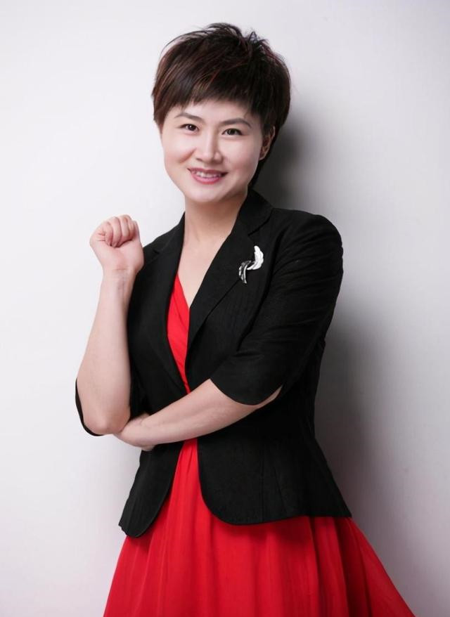 她是知名央视主持,曾感染肺炎8次险些送命,坚持运动后身体倍棒|严晓宁