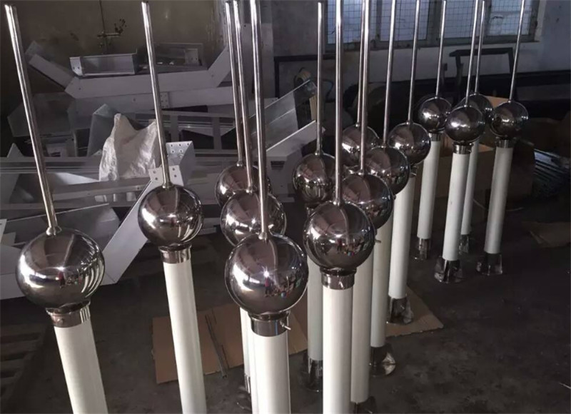 雷击|男子10年来被雷劈中3次，最后瘫痪致死，死后坟墓再次被雷击中