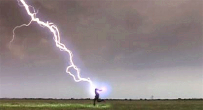 雷击|男子10年来被雷劈中3次，最后瘫痪致死，死后坟墓再次被雷击中