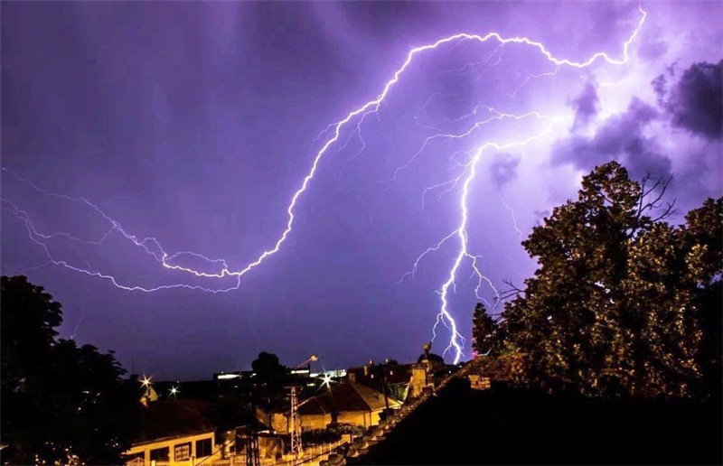 雷击|男子10年来被雷劈中3次，最后瘫痪致死，死后坟墓再次被雷击中