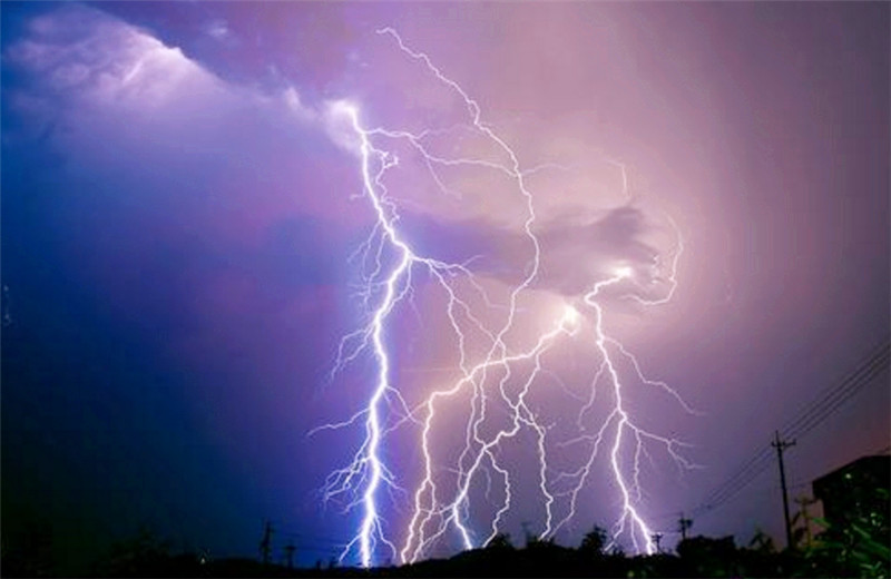 雷击|男子10年来被雷劈中3次，最后瘫痪致死，死后坟墓再次被雷击中