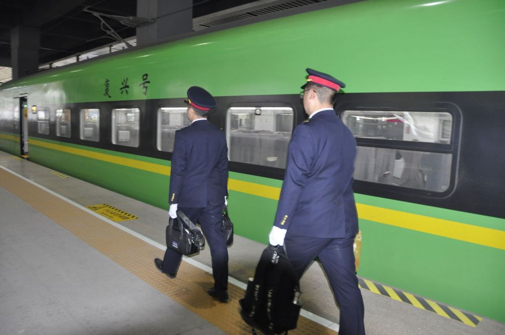 绿巨人动车西宁至重庆北迎来首趟运行