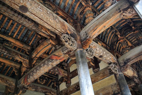 一般两间房屋要有三梁六柱,但有的是多梁多柱.