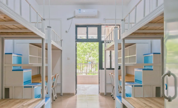 宿舍最最独特的地方在于它采用欧式建筑风格颇有一种贵族学院的既视感