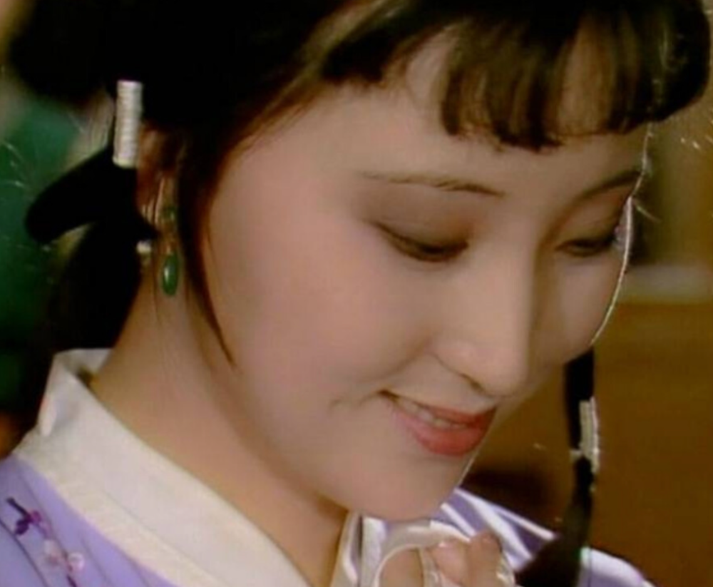 王熙凤|王熙凤一次性发“巨款”，超过小姐两年工资，为何不用请示？