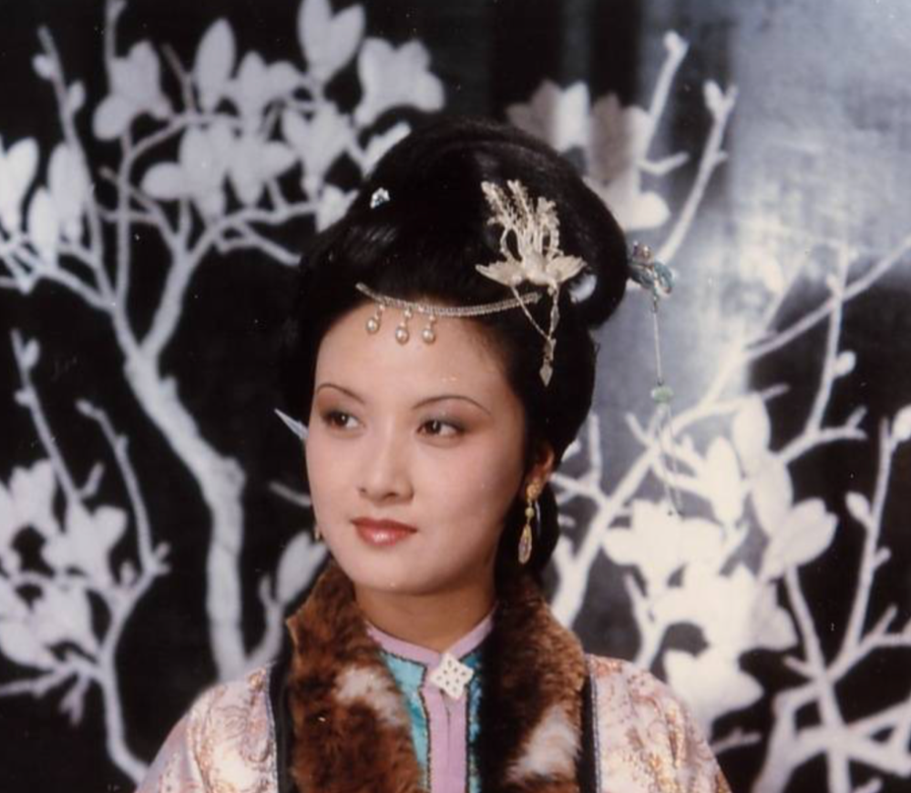 王熙凤|王熙凤一次性发“巨款”，超过小姐两年工资，为何不用请示？