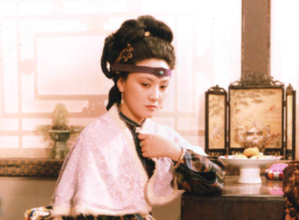 王熙凤|王熙凤一次性发“巨款”，超过小姐两年工资，为何不用请示？