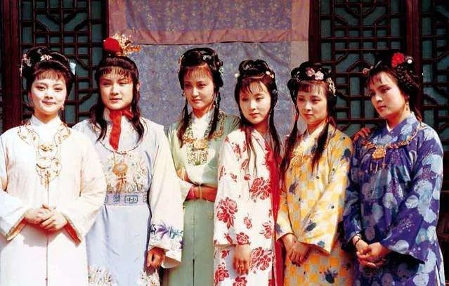 薛宝钗|红楼梦：明明只是大丫头，为何小丫头还管袭人晴雯叫姑娘？