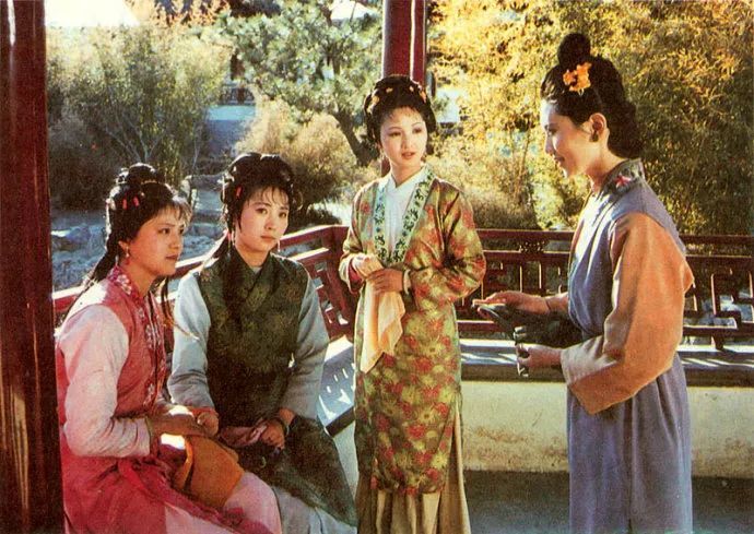 薛宝钗|红楼梦：明明只是大丫头，为何小丫头还管袭人晴雯叫姑娘？