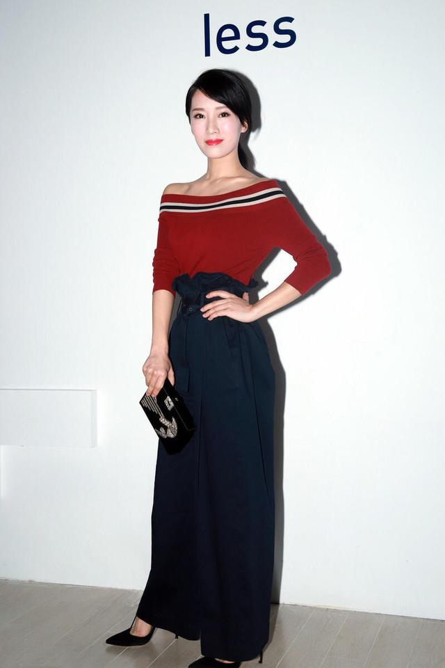 35歲李念不愧是闊太，紅色一字肩配闊腿褲真氣質。