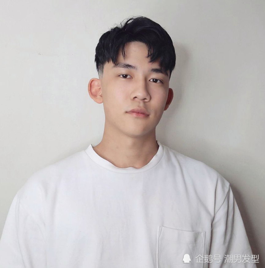 时间比较火的一款男生发型,两边渐层铲短,上面的头发和前面的刘海剪短