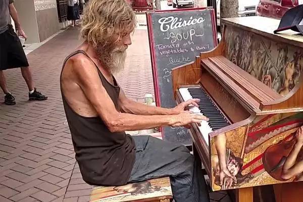街头弹钢琴的流浪汉，将灵魂融入琴声！