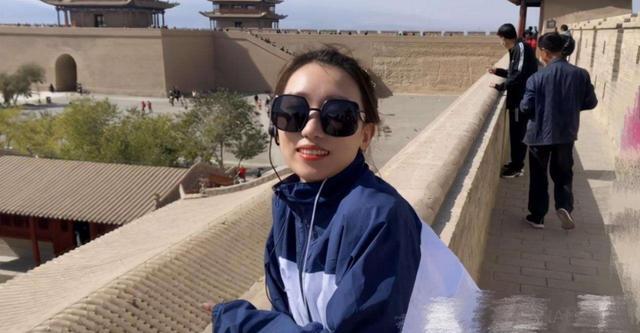 张丹峰|张丹峰前经纪人近况曝光，牙齿疑微整变美女，与异性同游疑有新欢