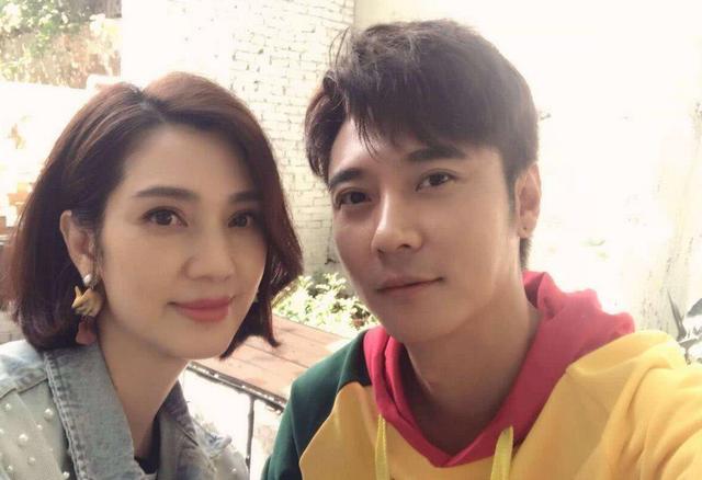 张丹峰|张丹峰前经纪人近况曝光，牙齿疑微整变美女，与异性同游疑有新欢