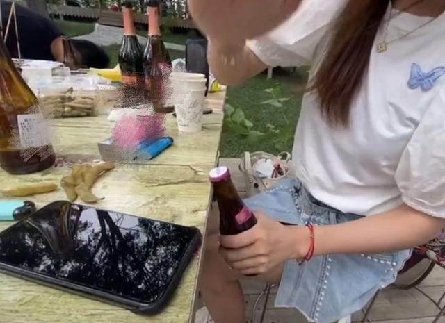 张丹峰|张丹峰前经纪人近况曝光，牙齿疑微整变美女，与异性同游疑有新欢