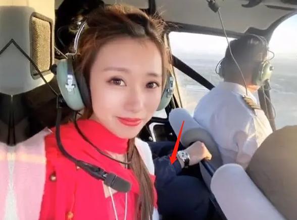 张丹峰|张丹峰前经纪人近况曝光，牙齿疑微整变美女，与异性同游疑有新欢