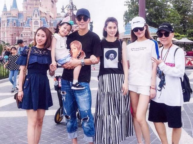 张丹峰|张丹峰前经纪人近况曝光，牙齿疑微整变美女，与异性同游疑有新欢