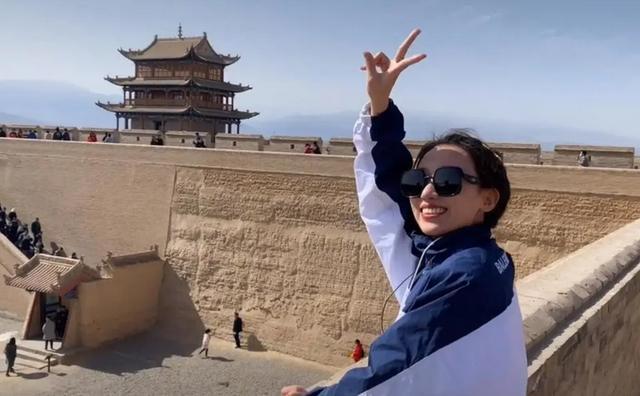 张丹峰|张丹峰前经纪人近况曝光，牙齿疑微整变美女，与异性同游疑有新欢