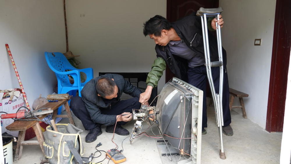 民兵连长当起免费修理工 数百件家电在他手里"起死回生"_腾讯新闻