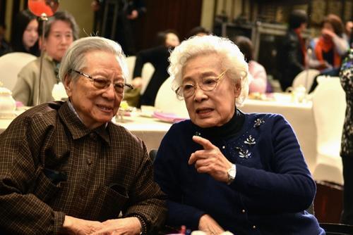 98歲秦怡2段婚姻遭家暴53歲遭兒子暴打乞求兒子別打臉