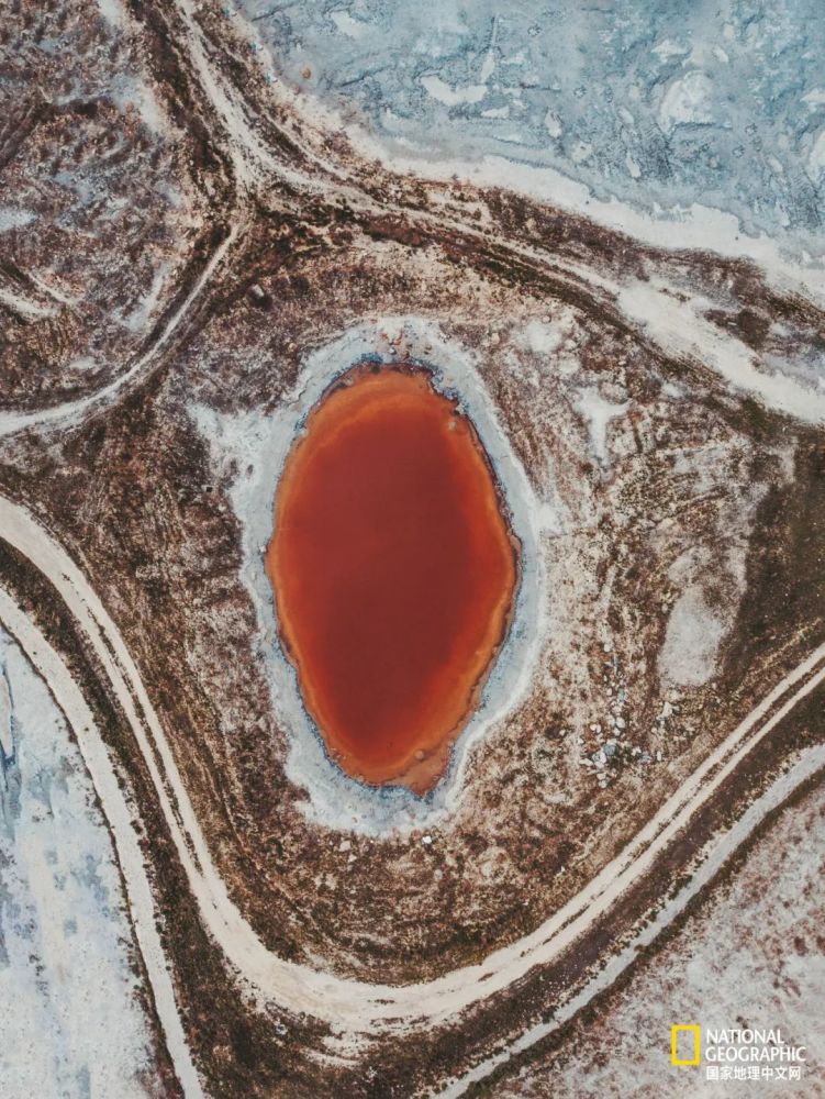 黄帝与蚩尤大战中原,蚩尤战败后,其身首分解于池,血水咸腥,化为盐卤