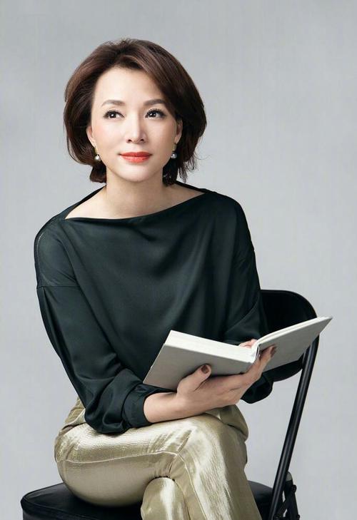 董卿|46岁董卿投入工作每天只睡四小时，近照曝光容颜憔悴惹人怜