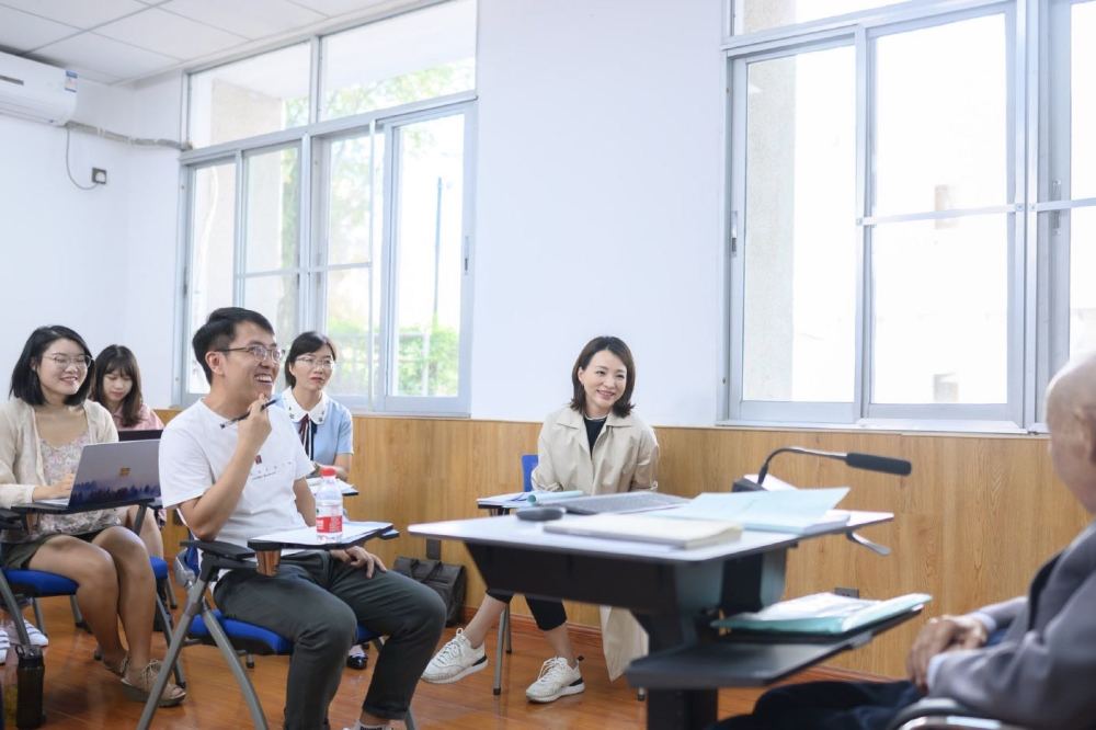 董卿|46岁董卿投入工作每天只睡四小时，近照曝光容颜憔悴惹人怜