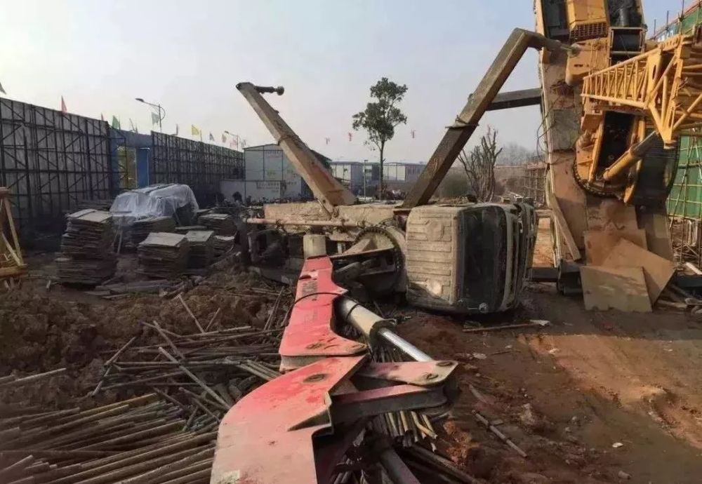 壮观救援场面泵车侧翻三台吊车才搞定