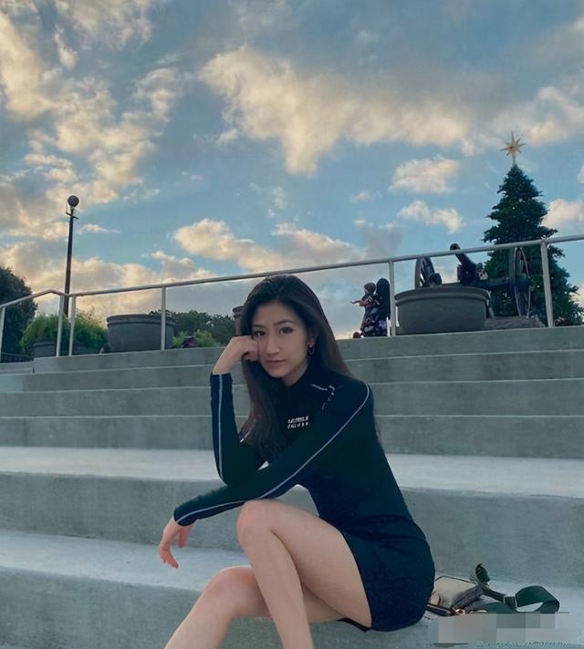 央视主持史小诺女儿成网红23岁近照曝光一双大长腿十分吸睛