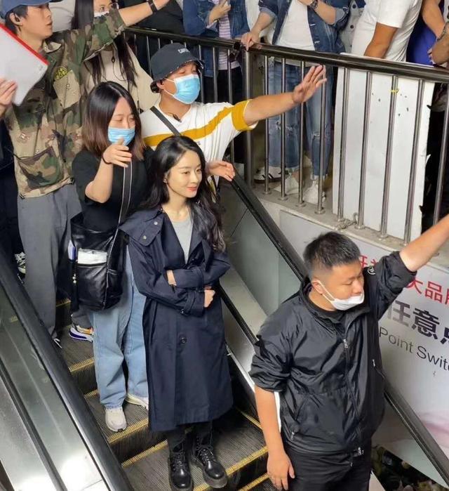 赵丽颖|赵丽颖无锡拍戏遭围堵拍照，工作人员见她面露不悦，打伞挡镜头