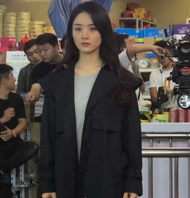 赵丽颖|赵丽颖无锡拍戏遭围堵拍照，工作人员见她面露不悦，打伞挡镜头