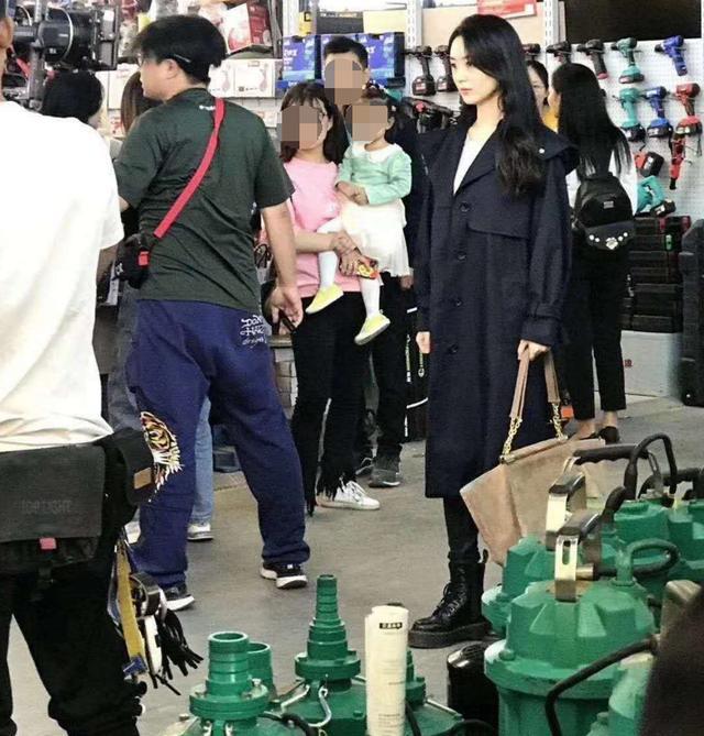 赵丽颖|赵丽颖无锡拍戏遭围堵拍照，工作人员见她面露不悦，打伞挡镜头