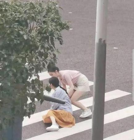 赵丽颖|赵丽颖无锡拍戏遭围堵拍照，工作人员见她面露不悦，打伞挡镜头