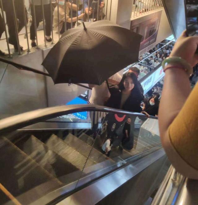 赵丽颖|赵丽颖无锡拍戏遭围堵拍照，工作人员见她面露不悦，打伞挡镜头